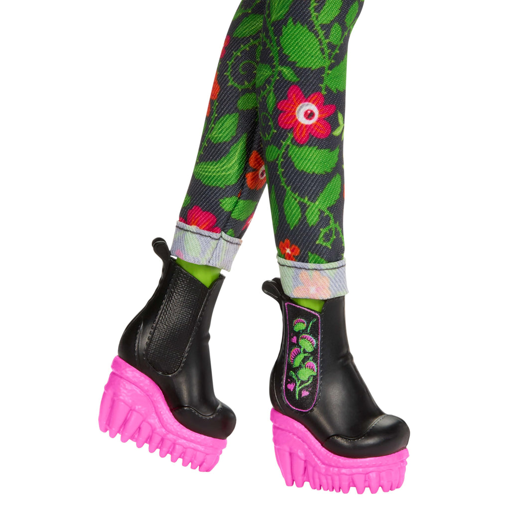 Monster High Venus McFlytrap Fearbook Doll with Accessory Set R4372